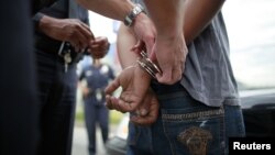 Un oficial arresta a un sospechoso en el sur de Los Angeles, California, el 25 de abril de 2012.