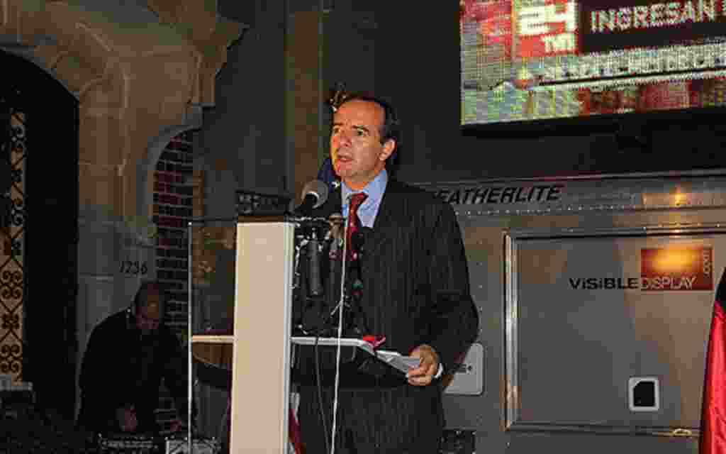 A sólo minutos previos al rescate de Florencio Ávalos, el primer minero en ser sacado de la mina en donde permaneció junto con sus otros 32 compañeros por más de dos meses, el embajador chileno Arturo Fermandois ya celebraba el exitoso plan de rescate que