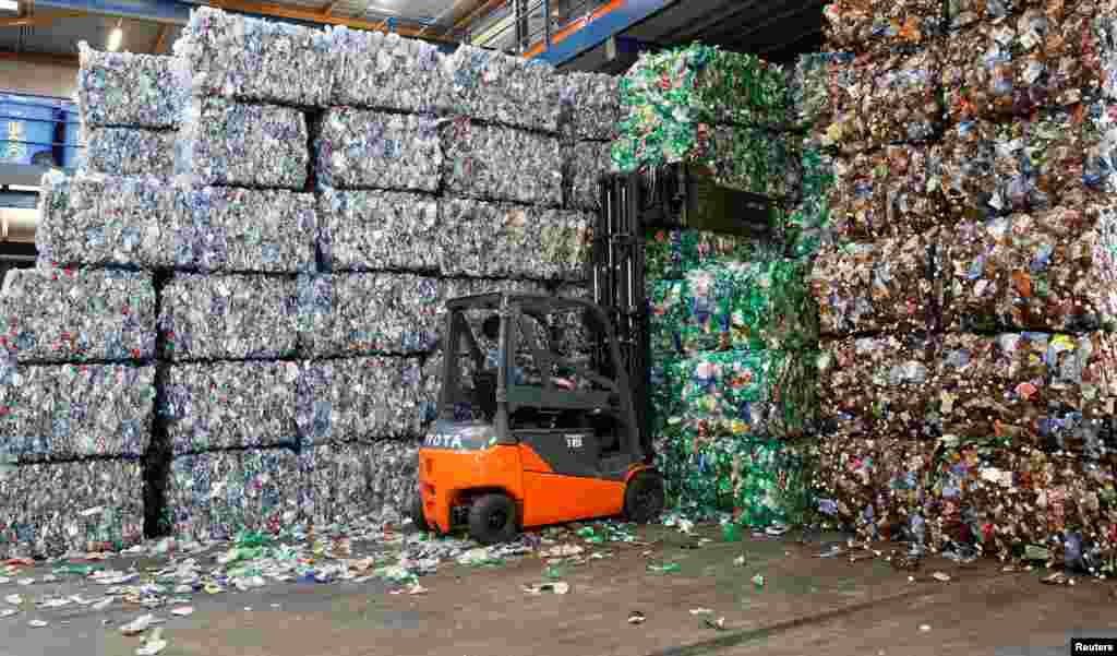 ڈبلیو ڈبلیو ایف کے مطابق پلاسٹک کے ٹکڑوں سے کیڑے مار ادویات اور زہریلی جڑی بوٹیاں چپکی رہ جاتی ہیں جو کینسر کا باعث ہے۔ &nbsp;