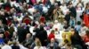 Paus Fransiskus dalam acara makan siang bersama dengan orang-orang miskin, pada Hari Orang Miskin Sedunia di Vatikan, 13 November 2022. (Foto: REUTERS/Remo Casilli)