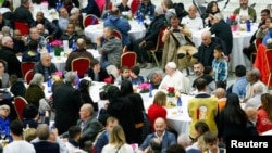 Paus Fransiskus dalam acara makan siang bersama dengan orang-orang miskin, pada Hari Orang Miskin Sedunia di Vatikan, 13 November 2022. (Foto: REUTERS/Remo Casilli)