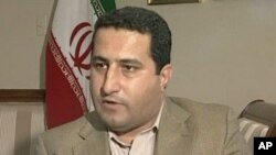 شه‌هرام ئه‌میری له‌ میانه‌ی چاوپـێـکه‌وتنێـکدا له‌ ئۆفیسی به‌ڕێوه‌بردنی کاروباره‌کانی ئێران له‌ باڵیۆزخانه‌ی پاکسـتان له‌ واشنتن، سێشه‌ممه‌ 13 ی حه‌وتی 2010