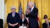 El presidente Joe Biden otorga la Medalla Presidencial de la Libertad a Julieta García, la primera mujer de origen mexicano que presidió una universidad en EEUU.