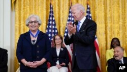 El presidente Joe Biden otorga la Medalla Presidencial de la Libertad a Julieta García, la primera mujer de origen mexicano que presidió una universidad en EEUU.