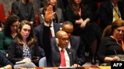 Duta Besar AS untuk PBB Robert A. Wood mengangkat tangan dalam sidang Dewan Keamanan PBB untuk membahas Gaza di markas PBB di New York, Sabtu, 8 Desember 2023. (Foto: Charly Triballeau/AFP)
