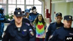 La artista rusa Alexandra Skochilenko, de 33 años, fue acusada de desinformar sobre las fuerzas armadas del país luego de que cambiara las etiquetas de precios de productos por mensajes contra la invasión a Ucrania.