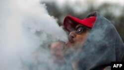 特朗普政府將開始對製造或銷售對吸引青少年煙民的香味電子煙的公司實行嚴格限制。