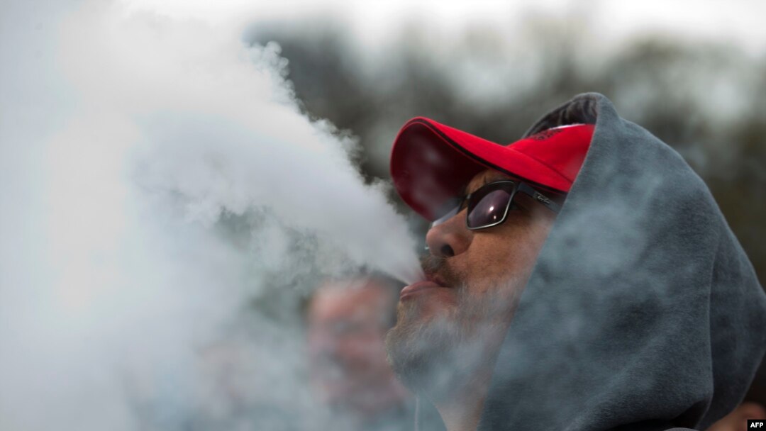Australia melarang penjualan rokok elektrik atau vape bebas dan memperketat aspek-aspek lain dari undang-undang rokok elektrik pada Selasa (2/5). (Foto: AFP)