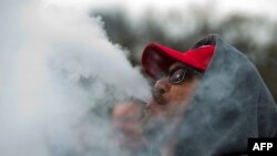 Australia melarang penjualan rokok elektrik atau vape bebas dan memperketat aspek-aspek lain dari undang-undang rokok elektrik pada Selasa (2/5). (Foto: AFP)