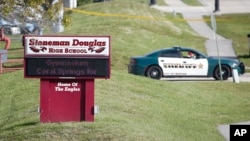 El único guardia de seguridad armado permaneció afuera del edificio de estudiantes de primer año en la escuela Marjory Stoneman Douglas de Parkland, Florida, el día del tiroteo por "más de cuatro minutos" mientras Nikolas Cruz, el sospechoso de la matanza estaba dentro.