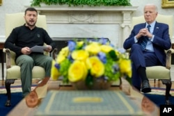 El presidente Joe Biden, a la derecha, escucha al presidente de Ucrania, Volodymyr Zelenskyy, durante su reunión en la Oficina Oval de la Casa Blanca en Washington, el jueves 26 de septiembre de 2024. (Foto AP/Susan Walsh)