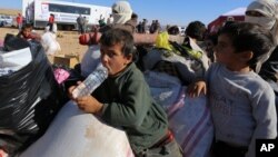 Refugiados sirios esperan ayuda en la frontera entre Siria y Turquía.