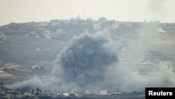 Se ven columnas de humo después de un ataque aéreo de la Fuerza Aérea israelí en una aldea en el sur del Líbano, en medio de hostilidades transfronterizas entre Hezbolá e Israel. Vista desde el norte de Israel el 1 de octubre de 2024.