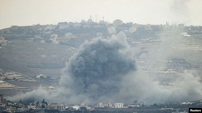 Se ven columnas de humo después de un ataque aéreo de la Fuerza Aérea israelí en una aldea en el sur del Líbano, en medio de hostilidades transfronterizas entre Hezbolá e Israel. Vista desde el norte de Israel el 1 de octubre de 2024.