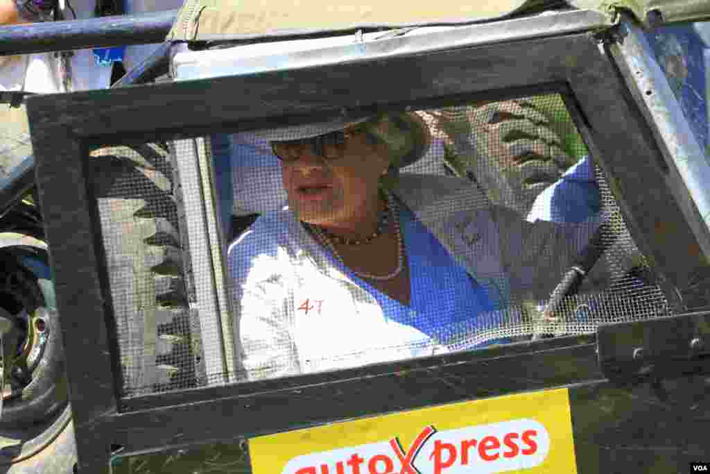 Para pekerja berusaha memulihkan aliran listrik di wilayah Balaroa yang dilanda gempa di Palu, Sulawesi Tengah.