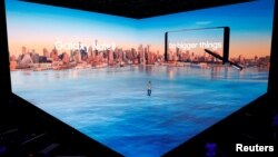 Koh Dong-jin, presiden Samsung Electronics' Mobile Communications memperkenalkan ponsel pintar the Galaxy Note 8 dalam acara peluncuran di New York, Amerika, 23 Agustus 2017.