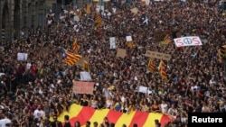 Des milliers de Catalans sont dans la rue pour protester contre les violences policières, en Espagne, le 3 octobre 2017.