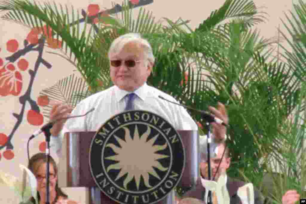 来自加州的国会众议员迈可本田(Michael M. Honda)在会上致词