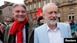 Ketua Partai Oposisi Jeremy Corbyn dan ketua Partai Buruh Skotlandia Richard Leonard dalam unjuk rasa anti-Brexit di George Square di Glasgow, Skotlandia, Inggris, 31 Agustus 2019.