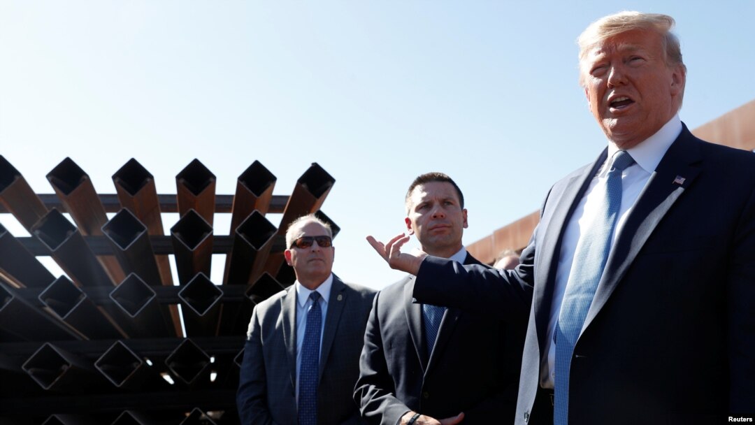 Presiden Donald Trump mengunjungi bagian dari tembok perbatasan di Otay Mesa, California, 18 September 2019.