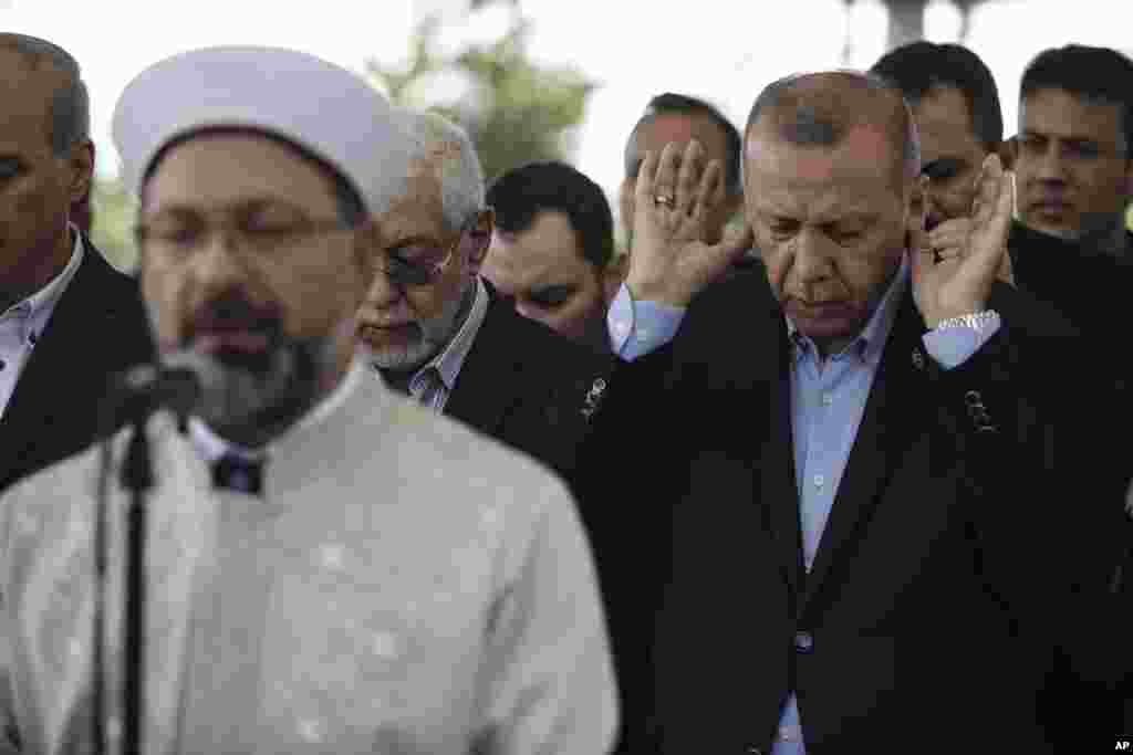 &nbsp;رجب طیب اردوغان رئیس جمهوری ترکیه که با محمد مرسی رئیس جمهوری پیشین مصر نزدیک بود، در استانبول برای مرگ او مراسم &laquo;نماز میت غیابی&raquo; برگزار کرد. او مصر را متهم کرد که مرسی را به قتل رسانده است.&nbsp;