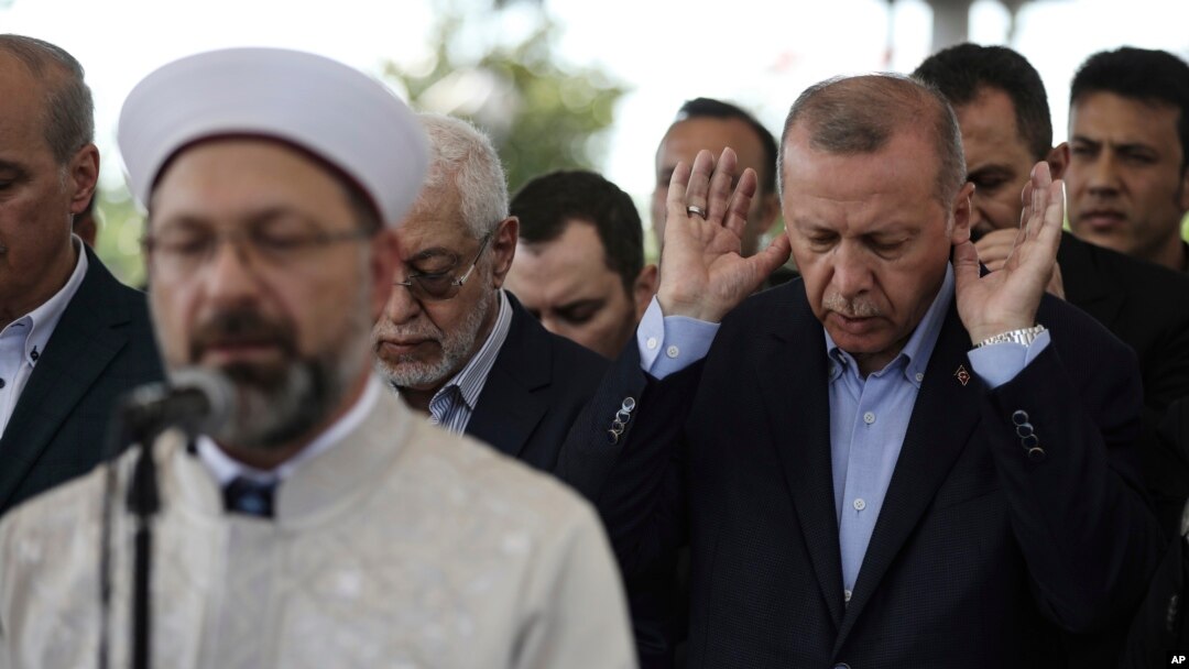 Presiden Turki, Recep Tayyip Erdogan, hadir dalam sholat ghoib untuk mantan Presiden Mesir, Mohammed Morsi, di Masjid Fatih di Istanbul Selasa, 18 Juni 2019 (foto: AP Photo/Emrah Gurel)