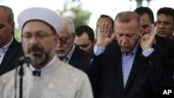 Presiden Turki, Recep Tayyip Erdogan, hadir dalam sholat ghoib untuk mantan Presiden Mesir, Mohammed Morsi, di Masjid Fatih di Istanbul Selasa, 18 Juni 2019 (foto: AP Photo/Emrah Gurel)