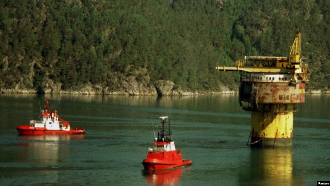 Kapal penyimpanan minyak mentah Brent Spar milik Royal Dutch Shell diderek ke Erjford Norwegia, Juli 1995. (Foto: Reuters)