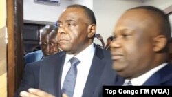 Jean-Pierre Bemba (D) et le président de la Commission électorale, Corneille Nangaa, lors du dépôt de sa candidature à la présidentielle, à Kinshasa, RDC, 2 août 2018.