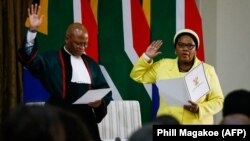 La ministre sud-africaine de la défense et des anciens combattants Nosiviwe Mapisa-Nqakula prête serment devant le juge en chef Mogoeng Mogoeng le 30 mai 2019 à Pretoria, en Afrique du Sud. (Photo by Phill Magakoe / AFP)