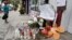 Des bougies en souvenir d'Eric Garner mort sur ce trottoir après avoir été étranglé par un policier qui l'arrêtait pour vente illicite de cigarettes à Staten Island, New Yrok le 1er août 2014.