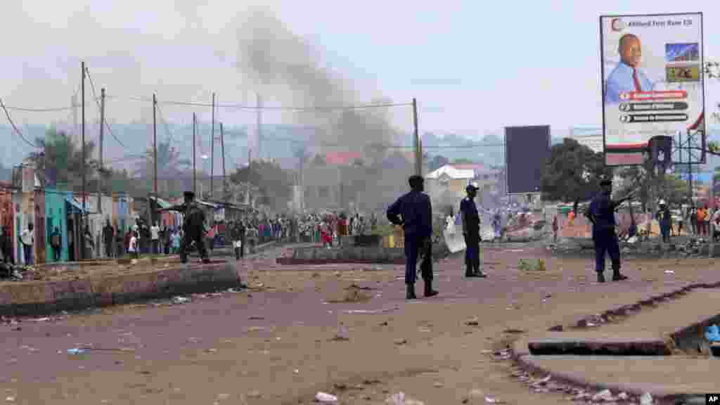 Les policiers sont en patrouille, lors d&#39;une manifestation, à Kinshasa, le 19 septembre 2016.