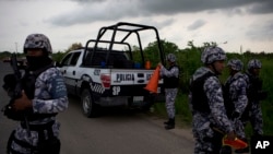 Polisi Meksiko memindahkan blokade jalan-jalan pasca terjadinya perang antar geng narkoba di sana (foto: ilustrasi). 