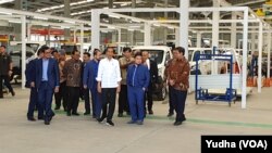 Presiden Jokowi meninjau Pabrik mobil Esemka di Boyolali, Jumat, 6 September 2019. (Foto: VOA/Yudha)