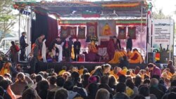 ཨོ་སོ་ཀྲེ་ལི་ཡའི་བོད་མི་ཚོས་༧གོང་ས་མཆོག་ལ་བརྟན་བཞུགས་ཕུལ་ཡོད་པ།