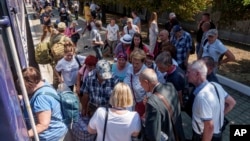 Personas formadas para abordar el tren y evacuar Pokrovsk, en la región ucraniana de Donetsk, el lunes 19 de agosto de 2024 debido al avance del ejército ruso. 