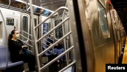 Los primeros pasajeros comienzan a viajar en el Subway de la ciudad de Nueva York en el reinicio de las actividades el 8 de junio de 2020.