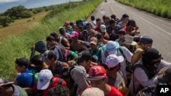 29일 미국으로 향하는 중남미 출신 이주민들이 트럭을 타고 멕시코 타파나테페과 닐테페를 잇는 도로를 지나고 있다. 