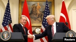 Le président américain Donald Trump, à droite, échange une poignée de mains avec son homologue turc Recep Tayyip Erodgan, à la Maison Blanche, Washington, 16 mai 2017.