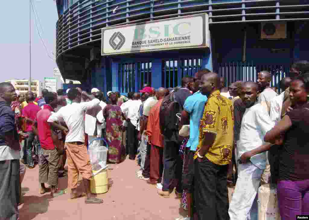 People line up in front of a bank in Bangui, Central African Republic, Dec. 16, 2013. 