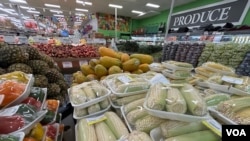 Los vegetales frescos, buena parte importados de México, ya experimentaron subidas de precios, esto antes de entrar en vigencia aranceles impuestos por Estados Unidos a productos importados. [Foto: Tomás Guevara, VOA]