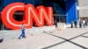 ARCHIVO - La gente camina frente al CNN Center, el miércoles 24 de octubre de 2018, en Atlanta, Georgia, Estados Unidos.