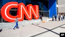 ARCHIVO - La gente camina frente al CNN Center, el miércoles 24 de octubre de 2018, en Atlanta, Georgia, Estados Unidos.