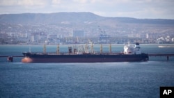 Нефтяной танкер пришвартован на комплексе «Шесхарис», входящем в состав АО «Черномортранснефть», дочернего предприятия ПАО «Транснефть», в Новороссийске, Россия, 11 октября 2022 года.