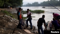 La Casa Blanca finalizó el borrador del acuerdo el lunes, según la fuente, y se esperaba que el acuerdo fuera presentado a las autoridades de Guatemala el jueves.