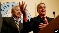 El alcalde de San Francisco, Ed Lee, responde a preguntas sobre una demanda contra el presidente Donald Trump durante una conferencia de prensa en el Ayuntamiento. La demanda alega que una orden ejecutiva que corta fondos de las "ciudades santuarios" que protegen a los inmigrantes es inconstitucional y una "severa invasión de la soberanía de San Francisco".