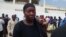 Daya daga cikin iyayen Cibok tana zubar da hawaye a gaban Majalisar Kasa, a birnin Abuja dake Najeriya. 