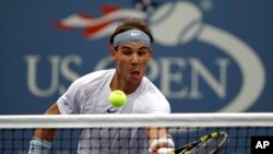 El español Nadal define en la red con un toque en su cómoda victoria ante el estadounidense Ryan Harrison.