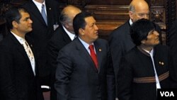 Presiden Venezuela Hugo Chavez diapit pemimpin negara-negara Amerika Latin lainnya.