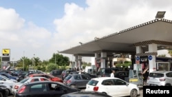 Cars queued at a gas station amid a petrol shortage in Tunis, October 11, 2022.